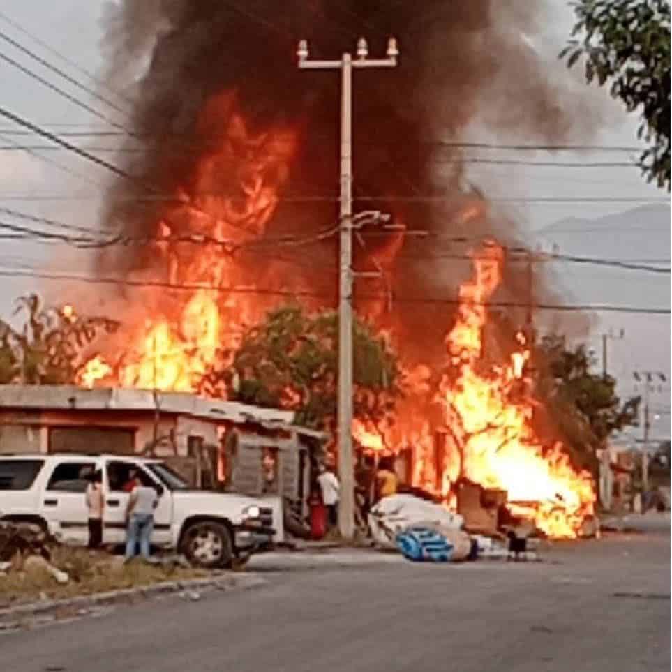 Una intensa movilización de los puestos de socorro se reportó en la Colonia Emiliano Zapata, en el municipio de Salinas Victoria, al reportarse el incendio de una vivienda, que también funcionaba como bodega.