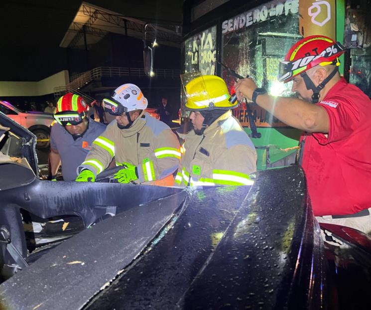Deja choque entre camión urbano y auto 2 muertos en Pesquería
