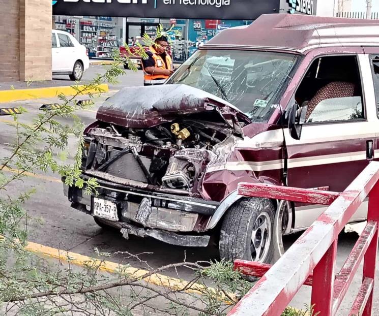 Cae camioneta a canalón Cae camioneta a canalón