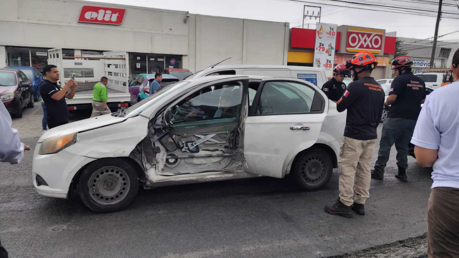 Un automovilista quedó atrapado luego de un choque de crucero registrado ayer, en la zona centro de Guadalupe.