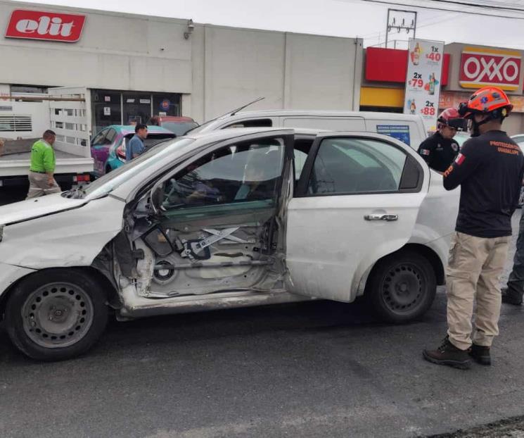 Resulta atrapado tras choque de crucero Resulta atrapado tras choque de crucero