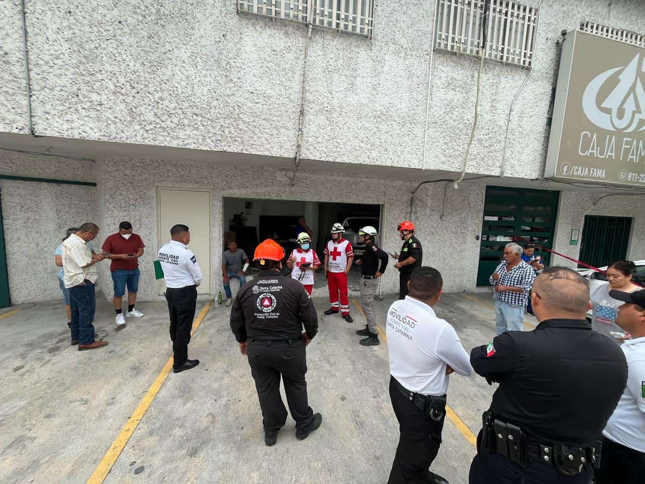 Un saldo de tres lesionados dejó el estrellamiento de una camioneta contra una caja de ahorro, ayer en Santa Catarina.