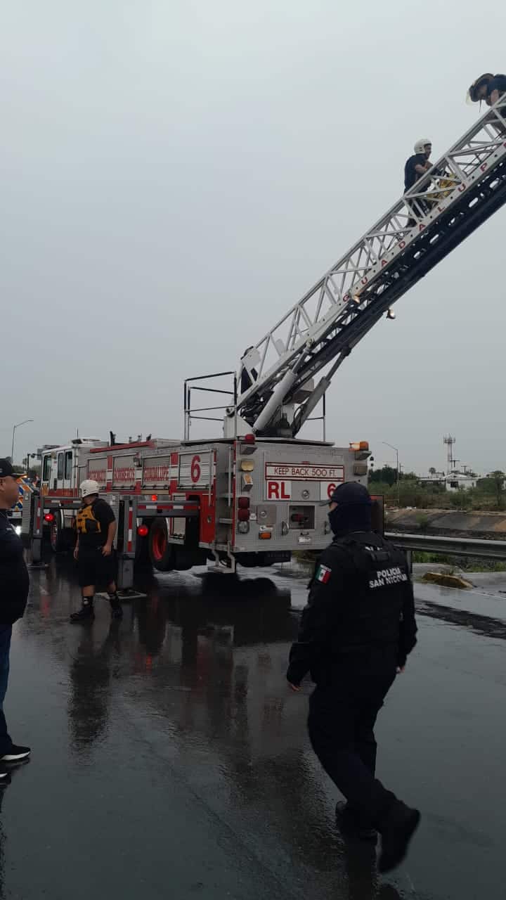 Luego de las intensas lluvias que se registraron en el área metropolitana, un hombre fue rescatado al quedar atrapado en una "isla", en el arroyo Topo Chico, en San Nicolás.
