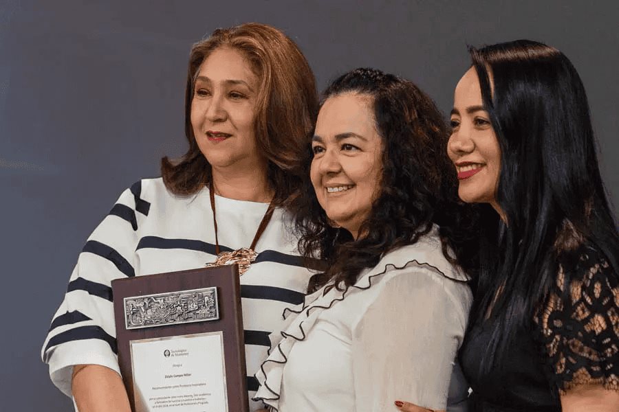 Maestra Tec gana premio al Profesor Inspirador Maestra Tec gana premio al Profesor Inspirador