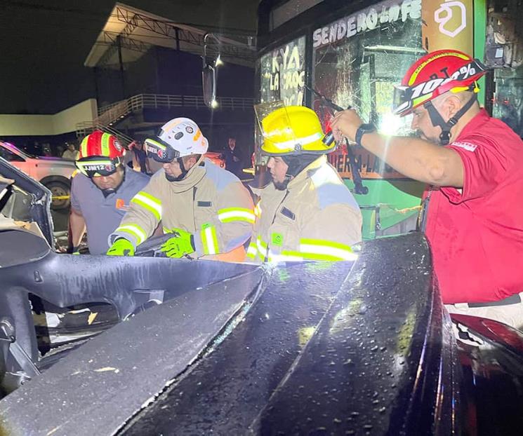 Deja choque en carretera a dos personas muertas Deja choque en carretera a dos personas muertas