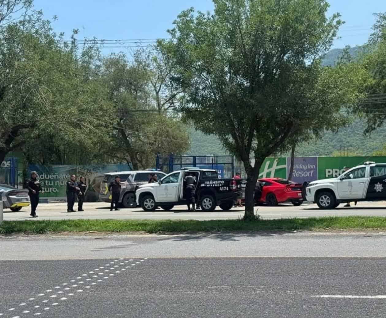 Dos jóvenes que se divertían corriendo un vehículo deportivo, provocaron una intensa movilización policiaca que se extendió por varios kilómetros en el municipio de Santiago, Nuevo León.