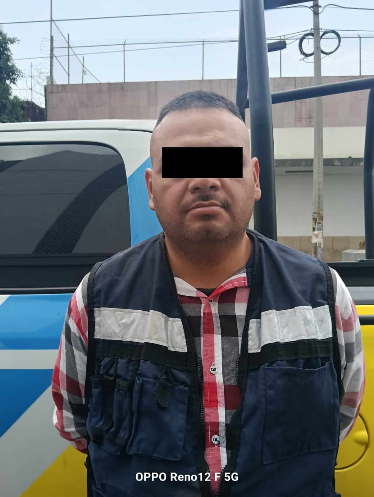 Dos hombres fueron detenidos por oficiales de la Policía de Monterrey, al presuntamente encontrarles 10 bolsas con polvo blanco similar a la cocaína; ambos son investigados por robo a camiones de carga en la zona comercial de Morelos.