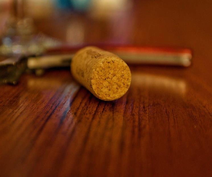 Para qué sirve meter un corcho de vino en el refrigerador