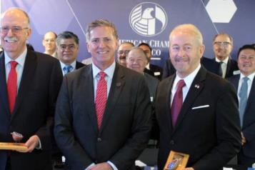 El embajador Ronald Johnson tiene su primer evento público
