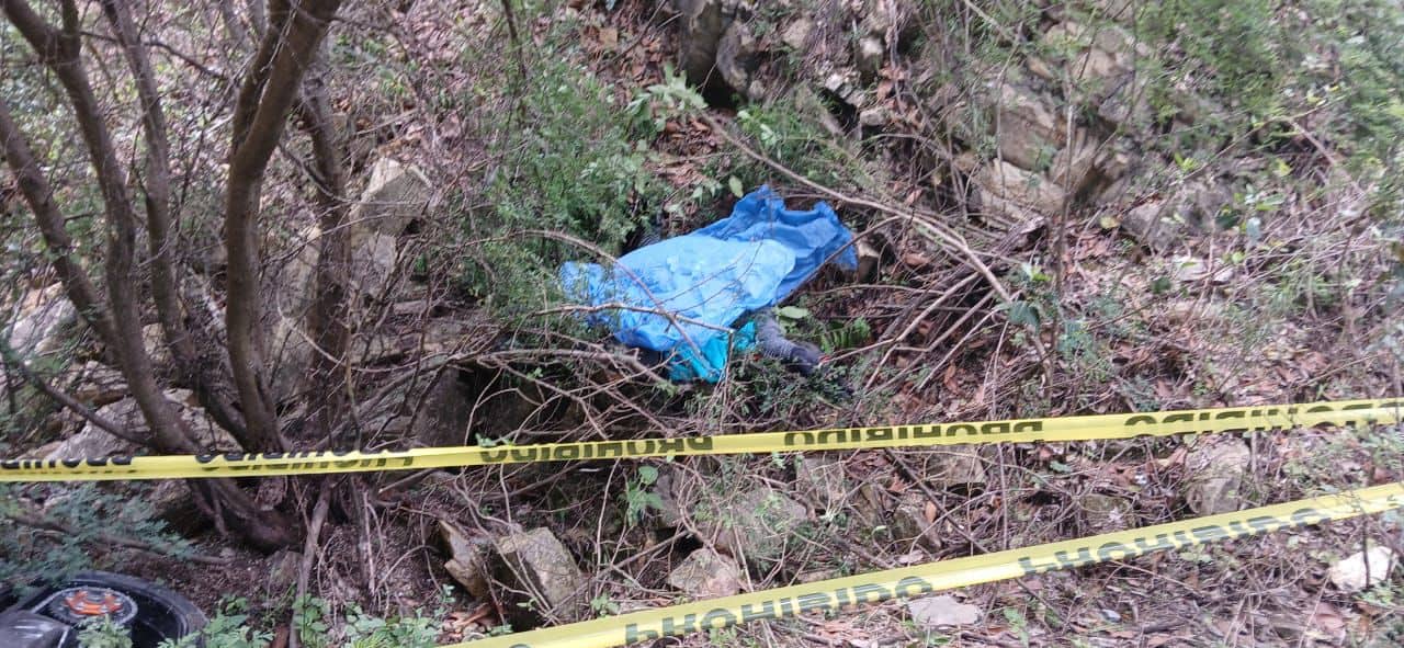 El conductor de una moto que iba en caravana con otros motociclistas, falleció ayer al mediodía luego de sufrir un accidente en la Carretera Montemorelos Rayones.