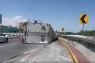 Vuelca tráiler cargado de cerveza Vuelca tráiler cargado de cerveza