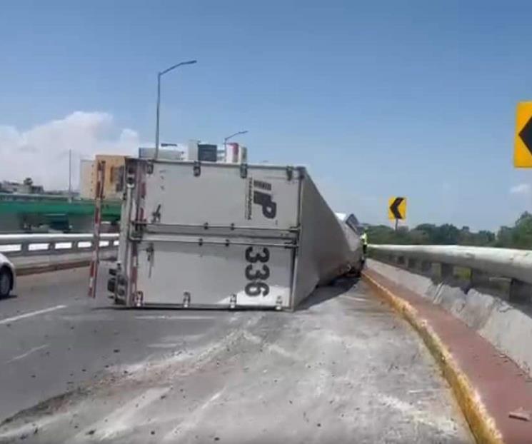 Vuelca tráiler cargado de cerveza