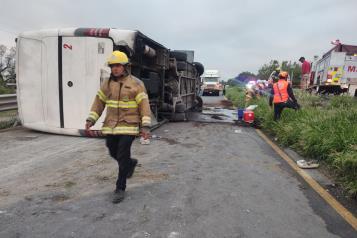 Mueren 11 en volcadura de autobús
