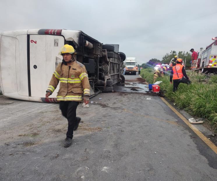 Mueren 11 en volcadura de autobús Mueren 11 en volcadura de autobús