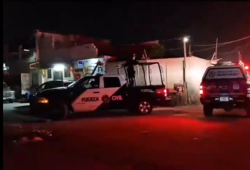 Un hombre fue ejecutado a balazos frente a un domicilio donde ingería bebidas embriagantes con otras personas, la madrugada de ayer en la Colonia La Alianza, al poniente de Monterrey.