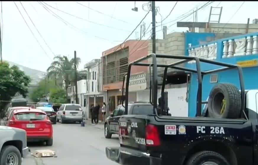 Tras discutir y reñir con su ex esposa, un hombre terminó por lesionar a su hijo de 11 años de edad, al dispararse el arma que portaba y con la cual le pegaba a la mujer, la madrugada de ayer en la Colonia Constituyentes del 57, en Monterrey.