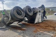 Cae tráiler de paso a desnivel Cae tráiler de paso a desnivel