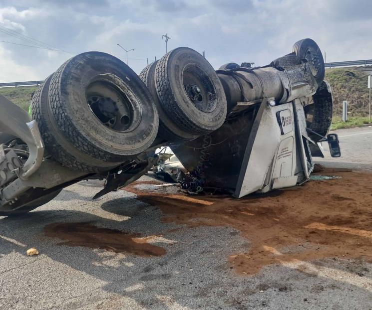 Cae tráiler de paso a desnivel Cae tráiler de paso a desnivel