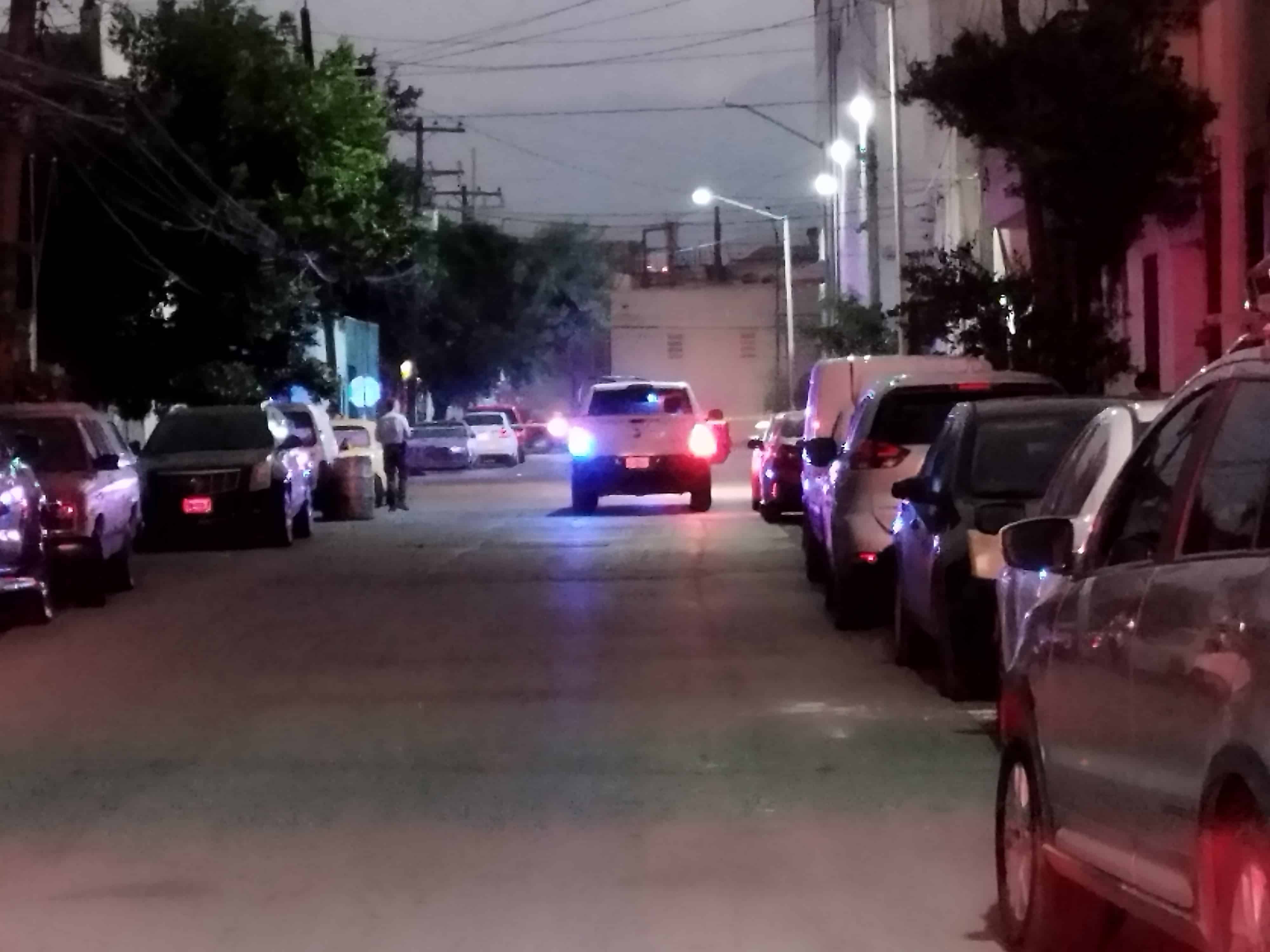 Hombres que se desplazaban en un vehículo gris, realizaron detonaciones de arma de fuego para luego darse a la fuga, en Monterrey.