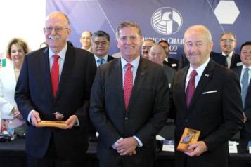 Participa embajador Ronald Johnson en evento público