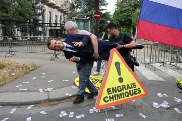 Roban estatua de cera de Macron como protesta