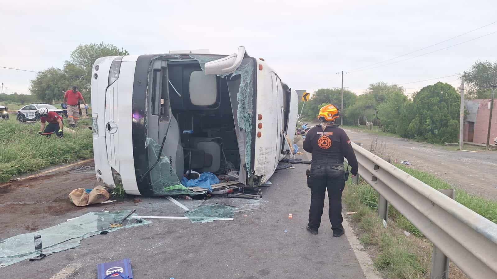 La volcadura de un autobús privado dejó 11 muertos y 31 lesionados, la madrugada de ayer en la Carretera Nacional a la altura de Hualahuises, al sur de Nuevo León.