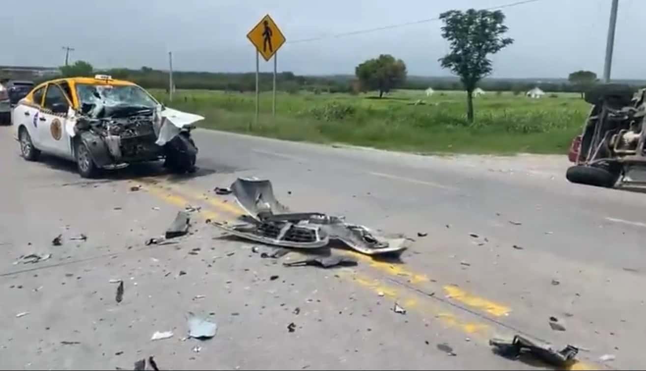 Tres personas lesionadas, fue el saldo que dejó un choque frontal, entre un camión tipo torton y un vehículo de alquiler, en el municipio de Cadereyta.
