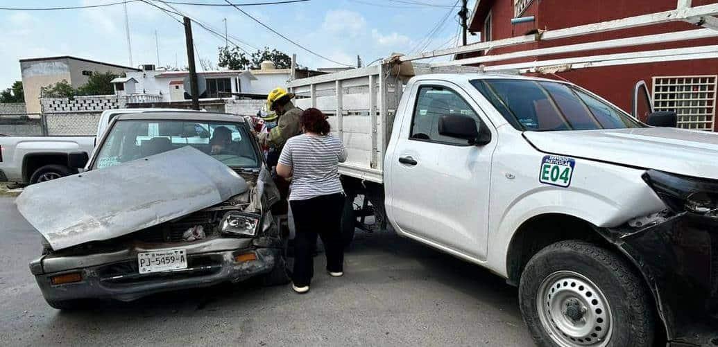 Chocan dos camionetas en Linares