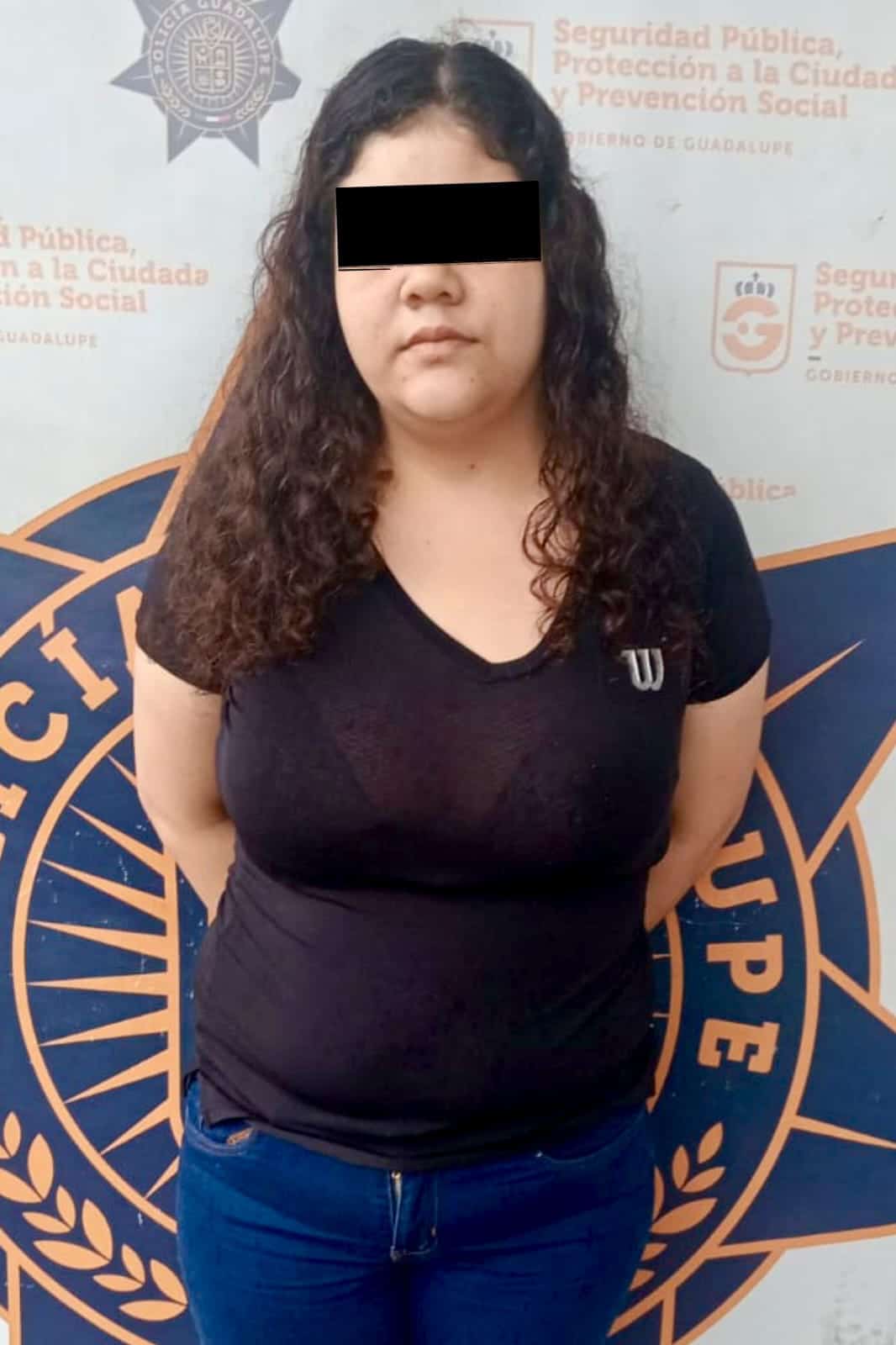 Dos mujeres fueron detenidas por policías de Guadalupe luego de presuntamente robar 55 desodorantes, además de otros artículos de una tienda de autoservicio.