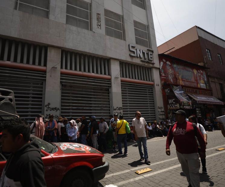 Día 21 de paro de la CNTE; destrozan edifico del SNTE Día 21 de paro de la CNTE; destrozan edifico del SNTE