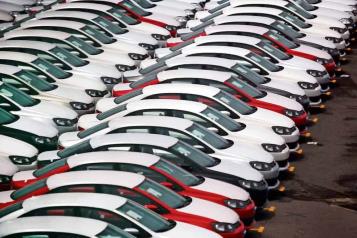 Se incendia buque carguero con 3 mil autos chinos