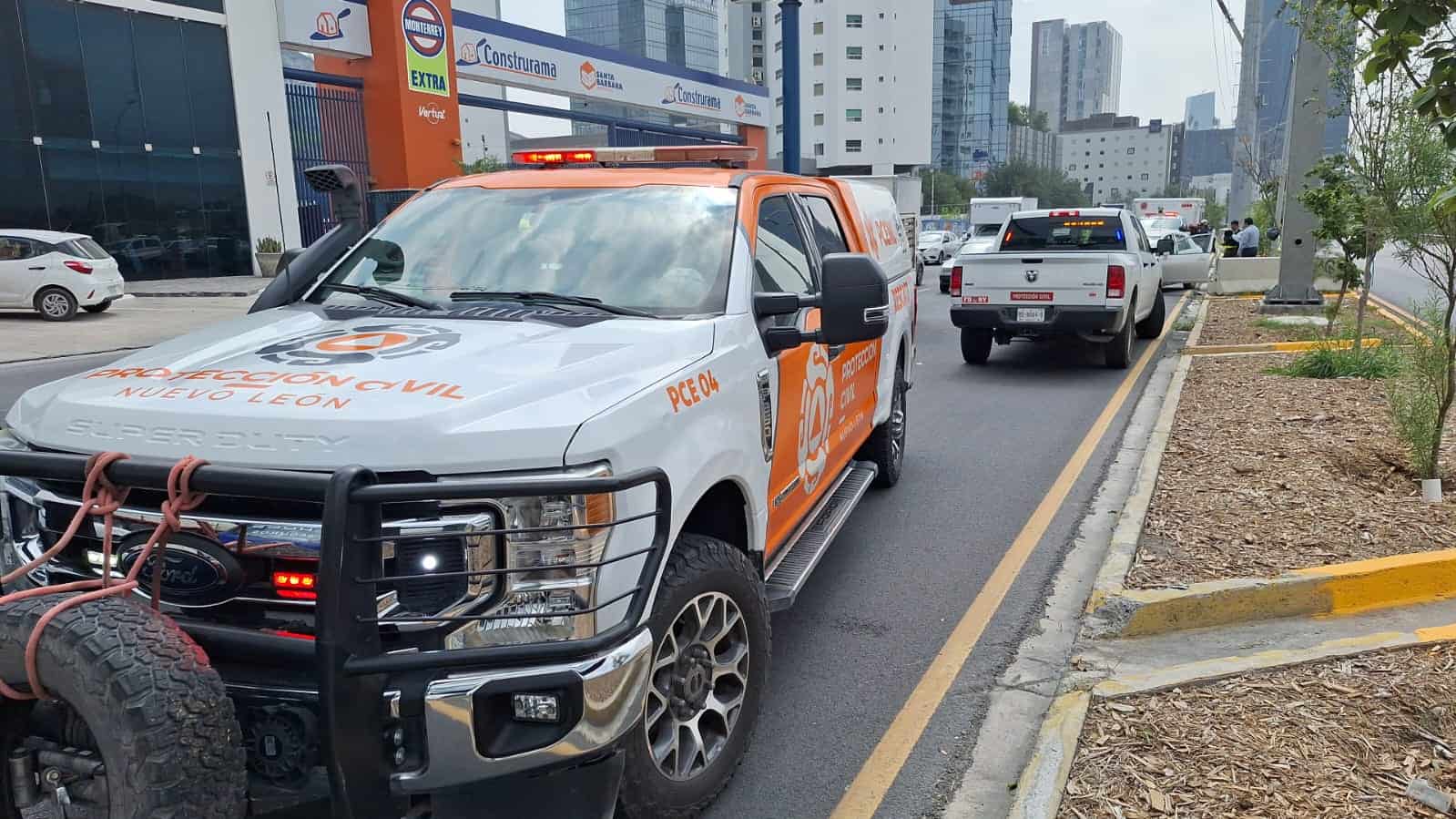 Cuatro lesionadas, daños materiales y caos vial dejó un choque entre un tráiler y un vehículo, ayer en el Bulevar Antonio L. Rodríguez, en Monterrey.