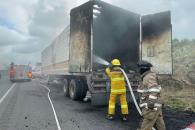 Arde tráiler cargado con carbón Arde tráiler cargado con carbón