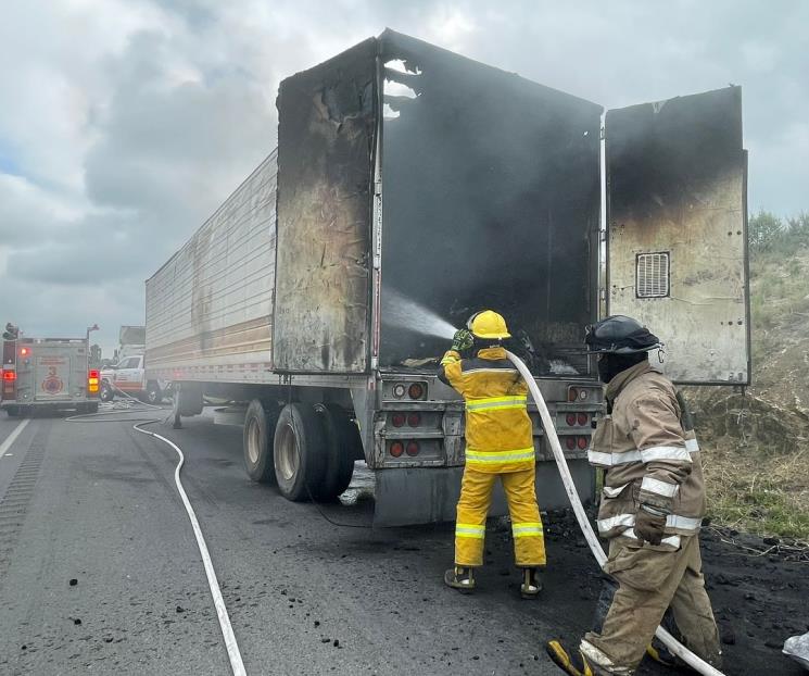 Arde tráiler cargado con carbón Arde tráiler cargado con carbón