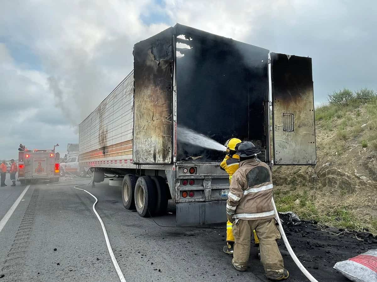 Los puestos de socorro se concentraron en el municipio de Juárez, al reportarse el incendio de una tráiler cargado con varias toneladas de carbón vegetal.