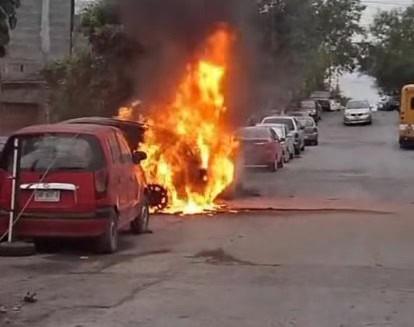 Se incendian auto y moto Se incendian auto y moto