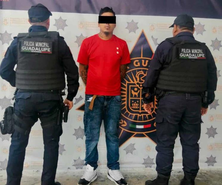 Amenaza con cuchillo a su esposa