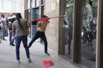 CETEG irrumpe en la Torre Bienestar de Reforma