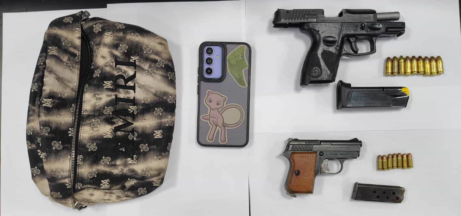 Con dos armas de fuego en su poder, un hombre fue detenido por elementos de Fuerza Civil en la Colonia Plutarco Elías Calles, al norte de Monterrey.