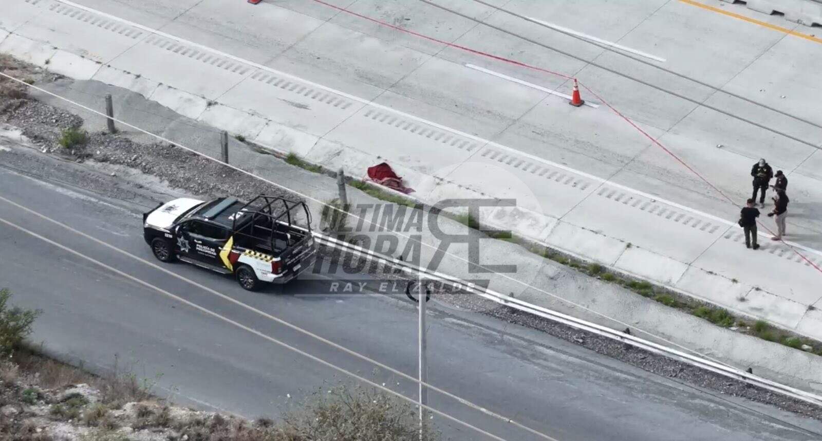 El cadáver de un hombre ejecutado y envuelto en una cobija, fue encontrado ayer en la autopista a Saltillo a la altura del kilómetro 93.4, municipio de Santa Catarina.