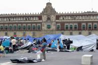 Maestros de la CNTE continúan con retiro de plantón en el Zócalo Maestros de la CNTE continúan con retiro de plantón en el Zócalo