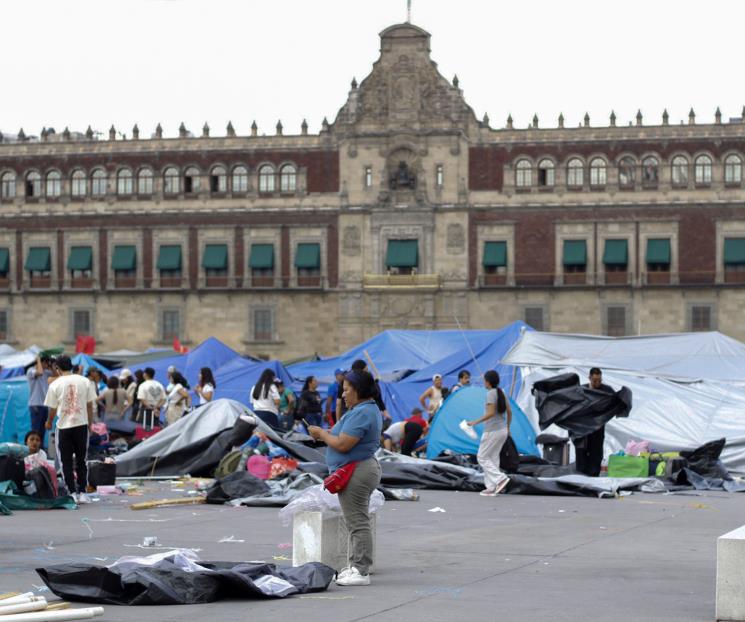 Maestros de la CNTE continúan con retiro de plantón en el Zócalo Maestros de la CNTE continúan con retiro de plantón en el Zócalo