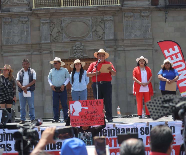 CNTE anuncia receso al levantar su plantón en el Zócalo CNTE anuncia receso al levantar su plantón en el Zócalo