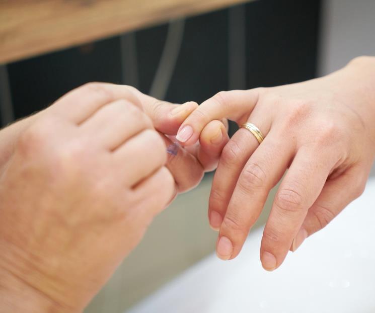 Cómo quitar el esmalte de uñas sin acetona