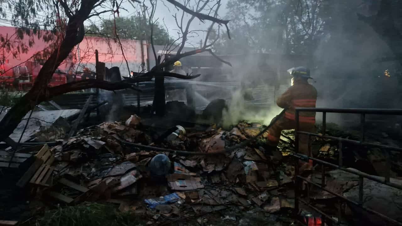 Un jacal donde se resguardaban cerdos, se incendió la madrugada de ayer en Guadalupe, sin que se reportaran lesionados.