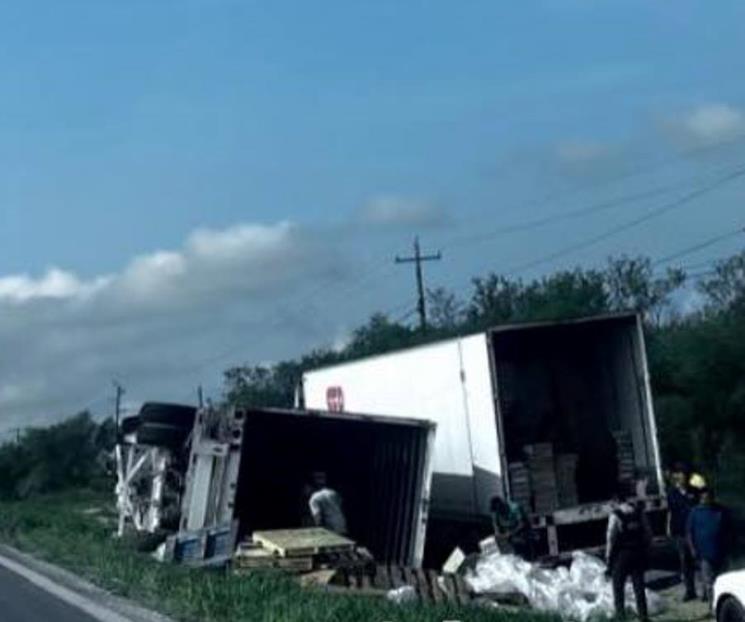 Vuelca tráiler en Montemorelos Vuelca tráiler en Montemorelos