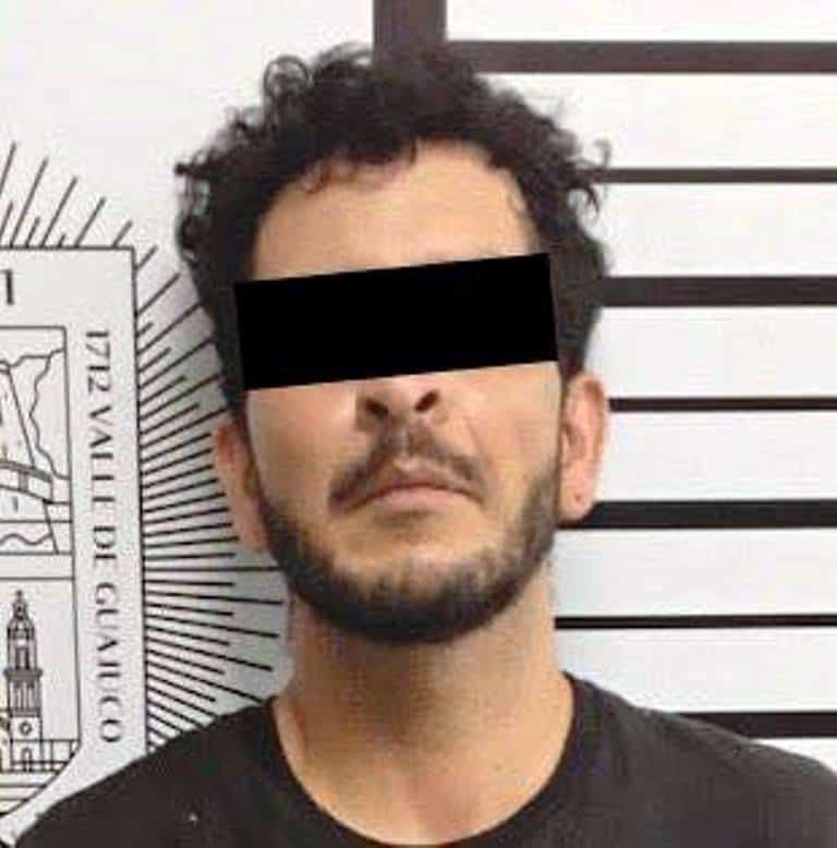 Durante un recorrido de prevención y vigilancia, elementos de la Secretaría de Seguridad Pública y Vialidad de Santiago detuvieron a un presunto narco menudista, que estaba vendiendo las dosis de droga en la carretera Nacional a los traileros.