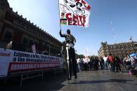 El zanquero oficial de la CNTE: Entre las alturas y la protesta El zanquero oficial de la CNTE: Entre las alturas y la protesta