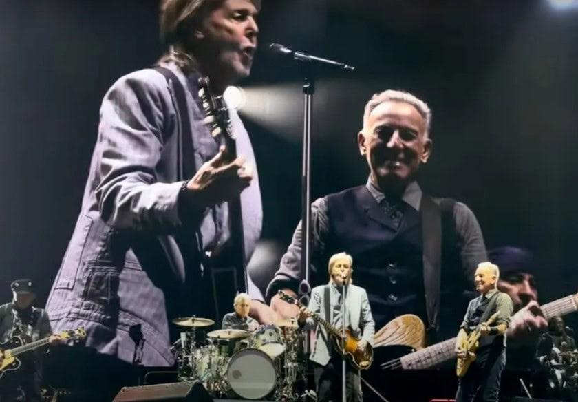 Sorprende Paul McCartney durante concierto de Bruce Springsteen Sorprende Paul McCartney durante concierto de Bruce Springsteen