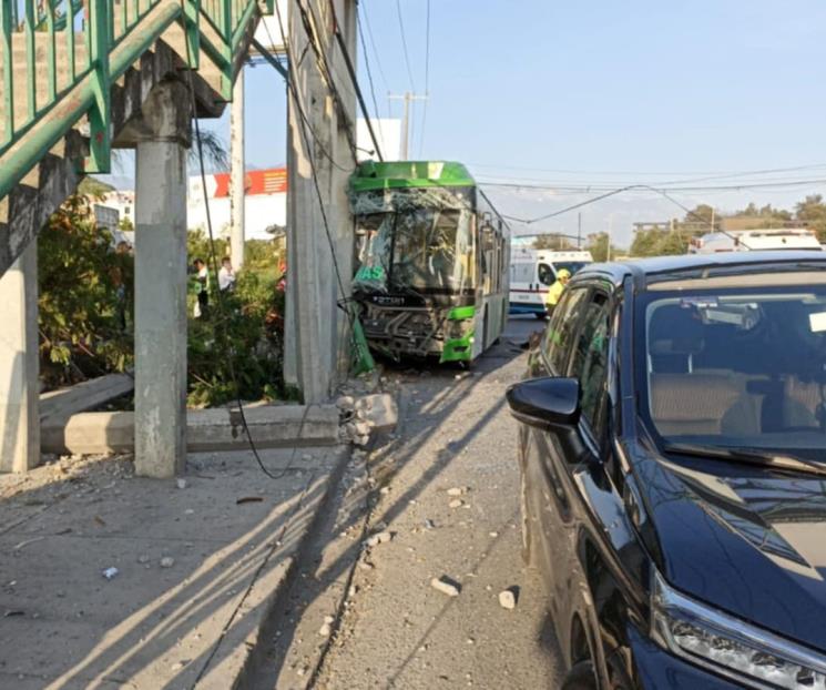 Impacta camión puente; hay 13 heridos Impacta camión puente; hay 13 heridos